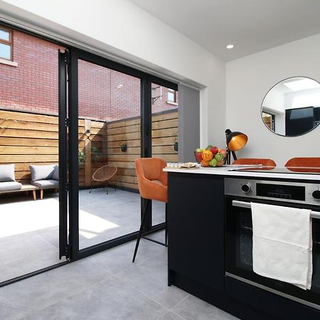 New Spacious 2 Bed Getaway - Private Courtyard! - Underfloor Heating Cardiff Eksteriør billede