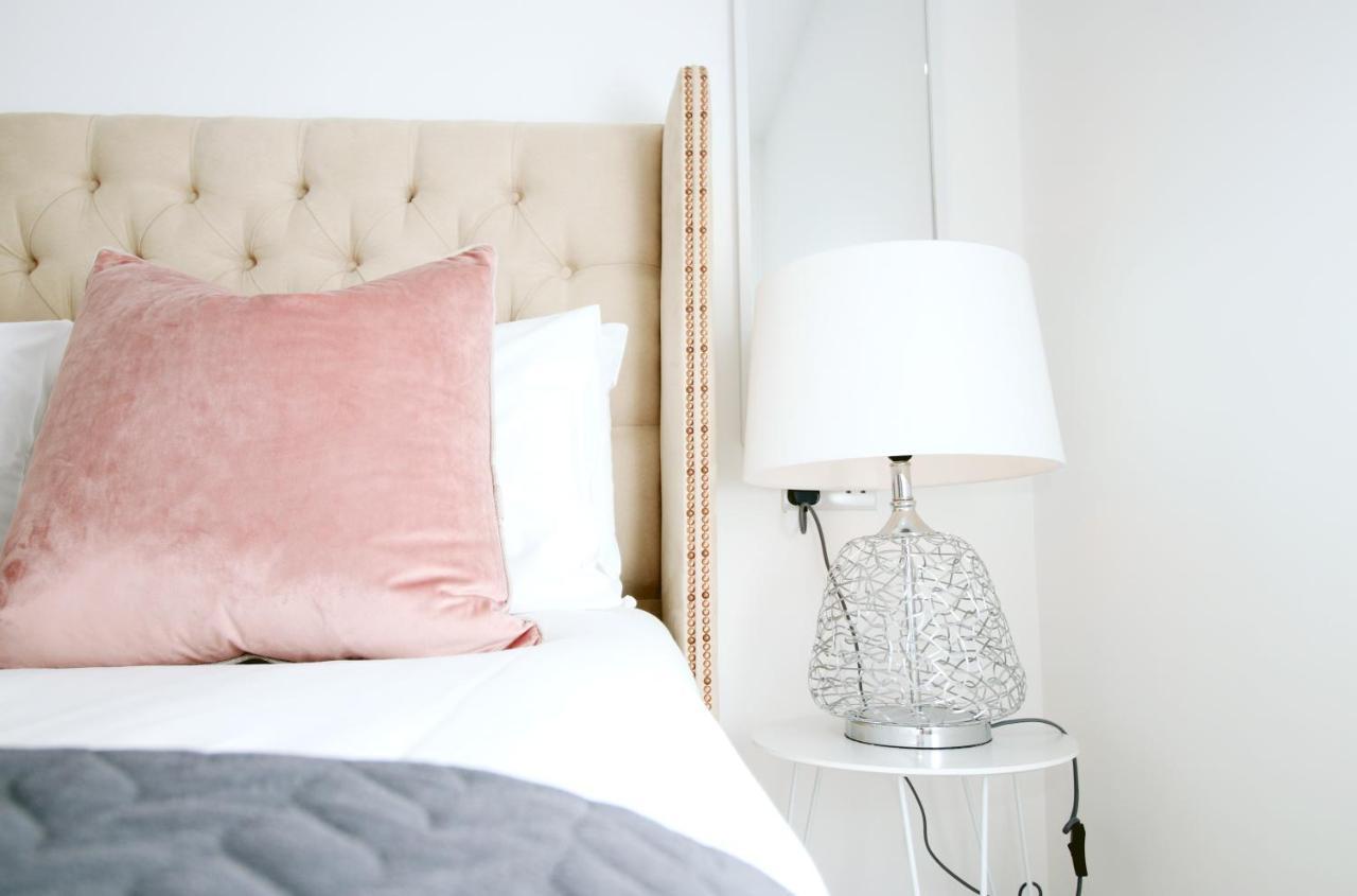 New Spacious 2 Bed Getaway - Private Courtyard! - Underfloor Heating Cardiff Eksteriør billede