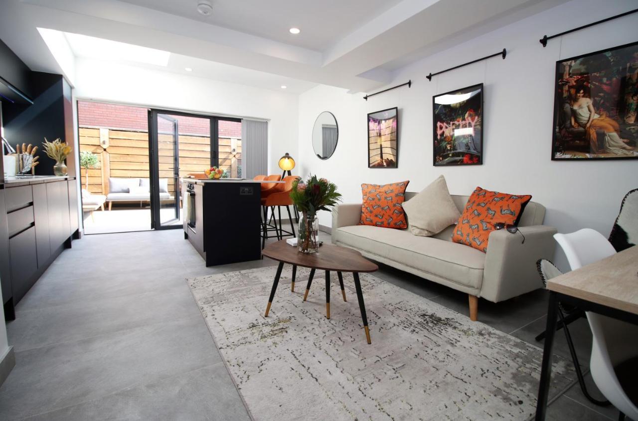 New Spacious 2 Bed Getaway - Private Courtyard! - Underfloor Heating Cardiff Eksteriør billede