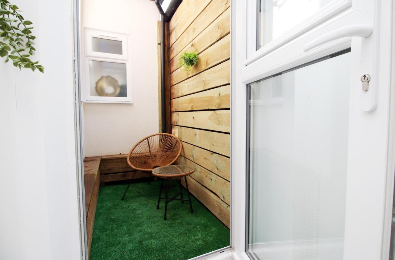 New Spacious 2 Bed Getaway - Private Courtyard! - Underfloor Heating Cardiff Eksteriør billede