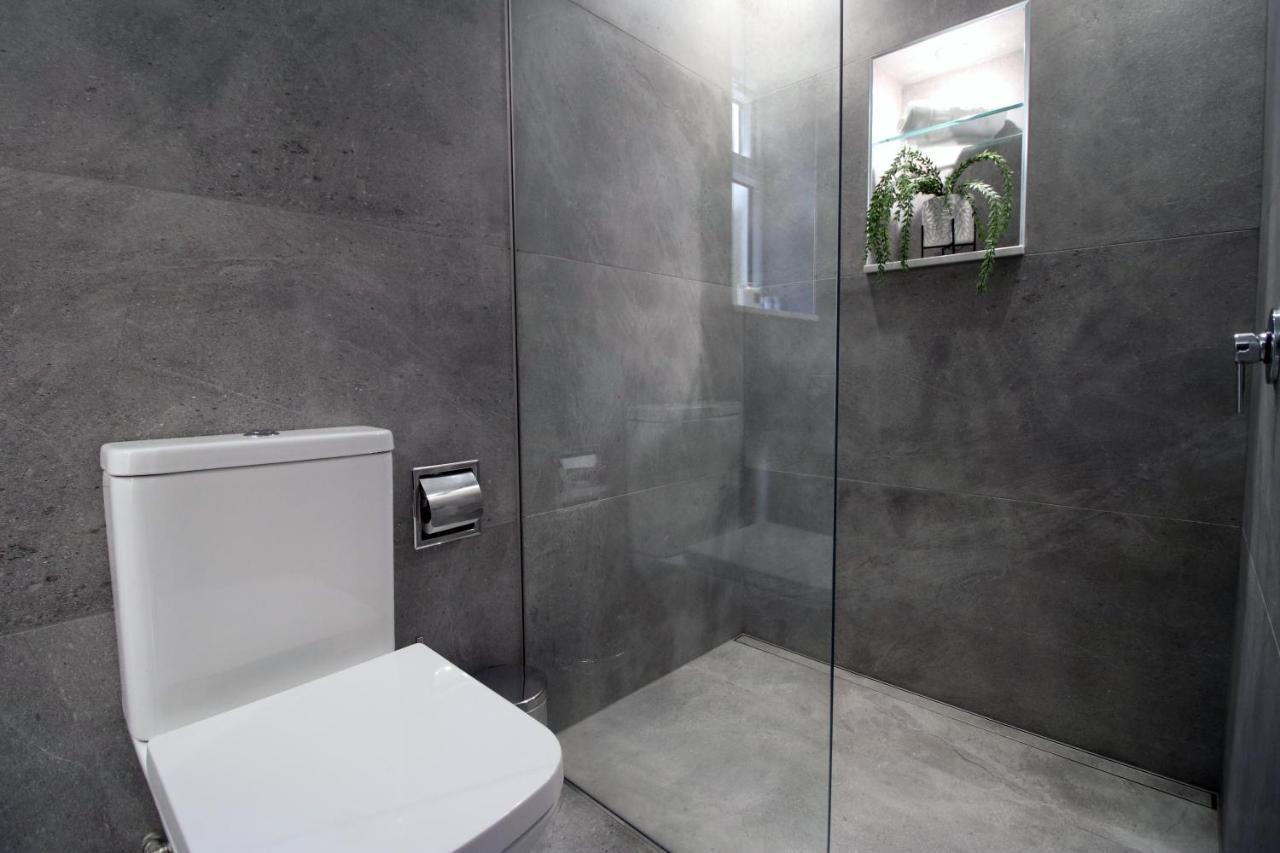 New Spacious 2 Bed Getaway - Private Courtyard! - Underfloor Heating Cardiff Eksteriør billede