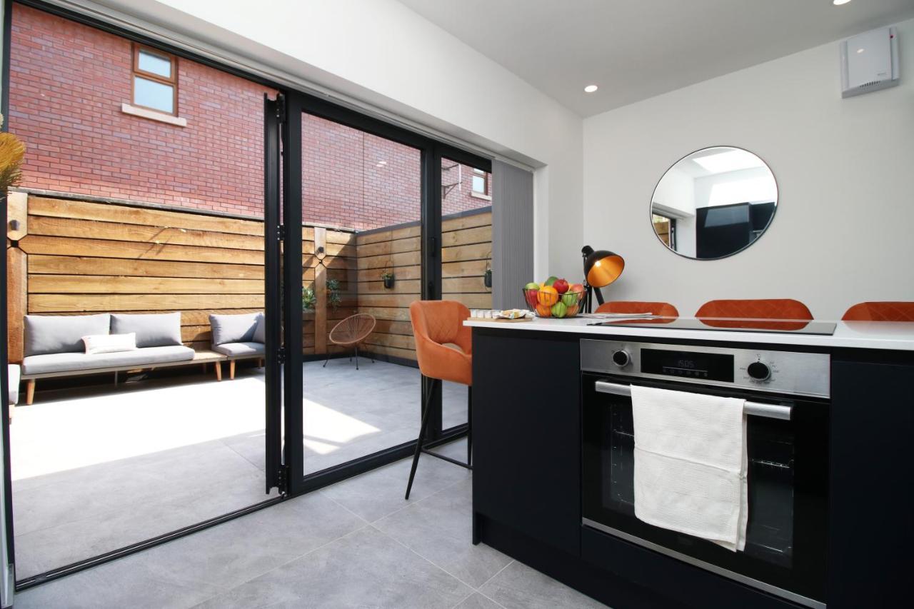 New Spacious 2 Bed Getaway - Private Courtyard! - Underfloor Heating Cardiff Eksteriør billede