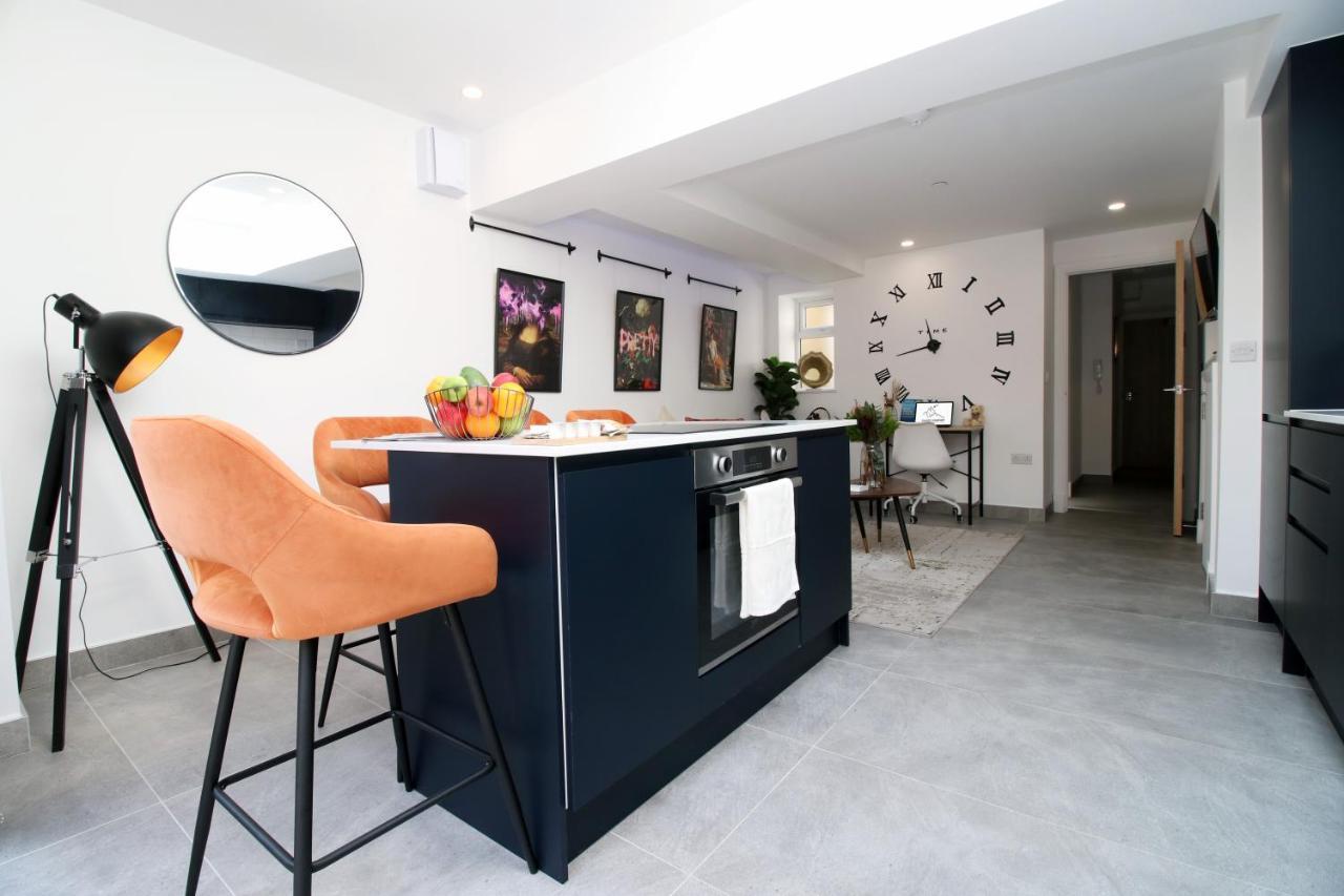 New Spacious 2 Bed Getaway - Private Courtyard! - Underfloor Heating Cardiff Eksteriør billede