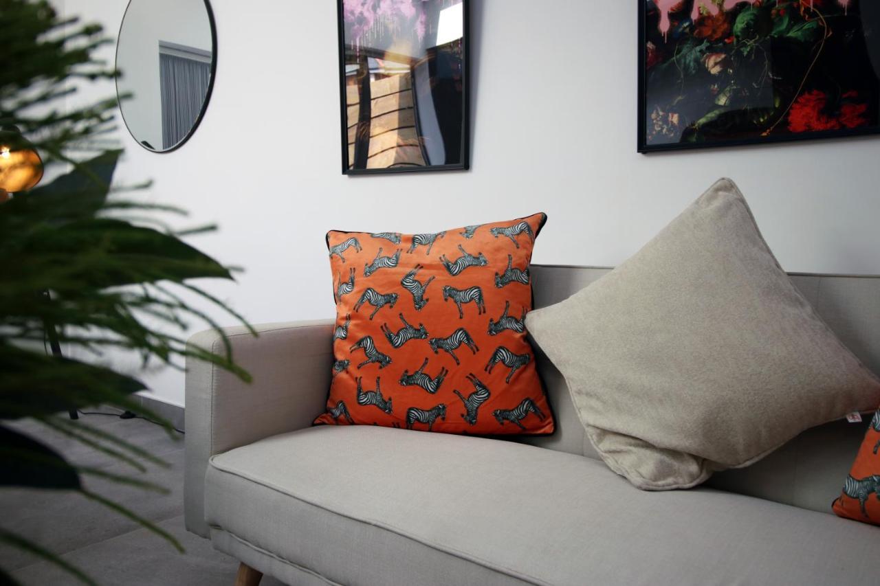 New Spacious 2 Bed Getaway - Private Courtyard! - Underfloor Heating Cardiff Eksteriør billede
