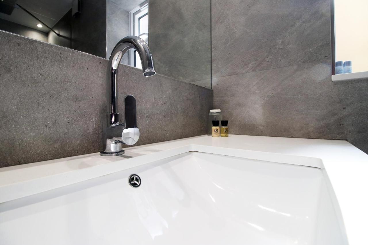 New Spacious 2 Bed Getaway - Private Courtyard! - Underfloor Heating Cardiff Eksteriør billede