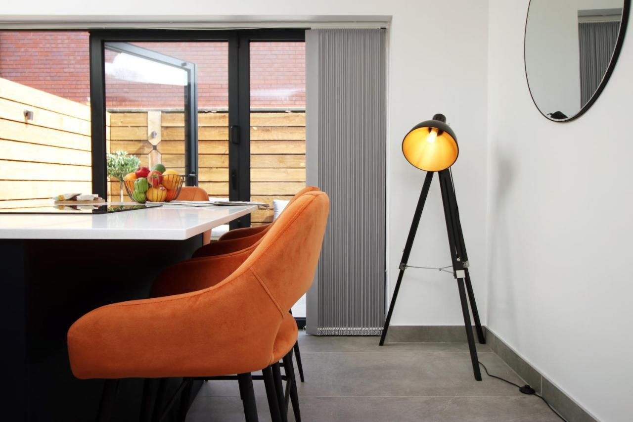 New Spacious 2 Bed Getaway - Private Courtyard! - Underfloor Heating Cardiff Eksteriør billede