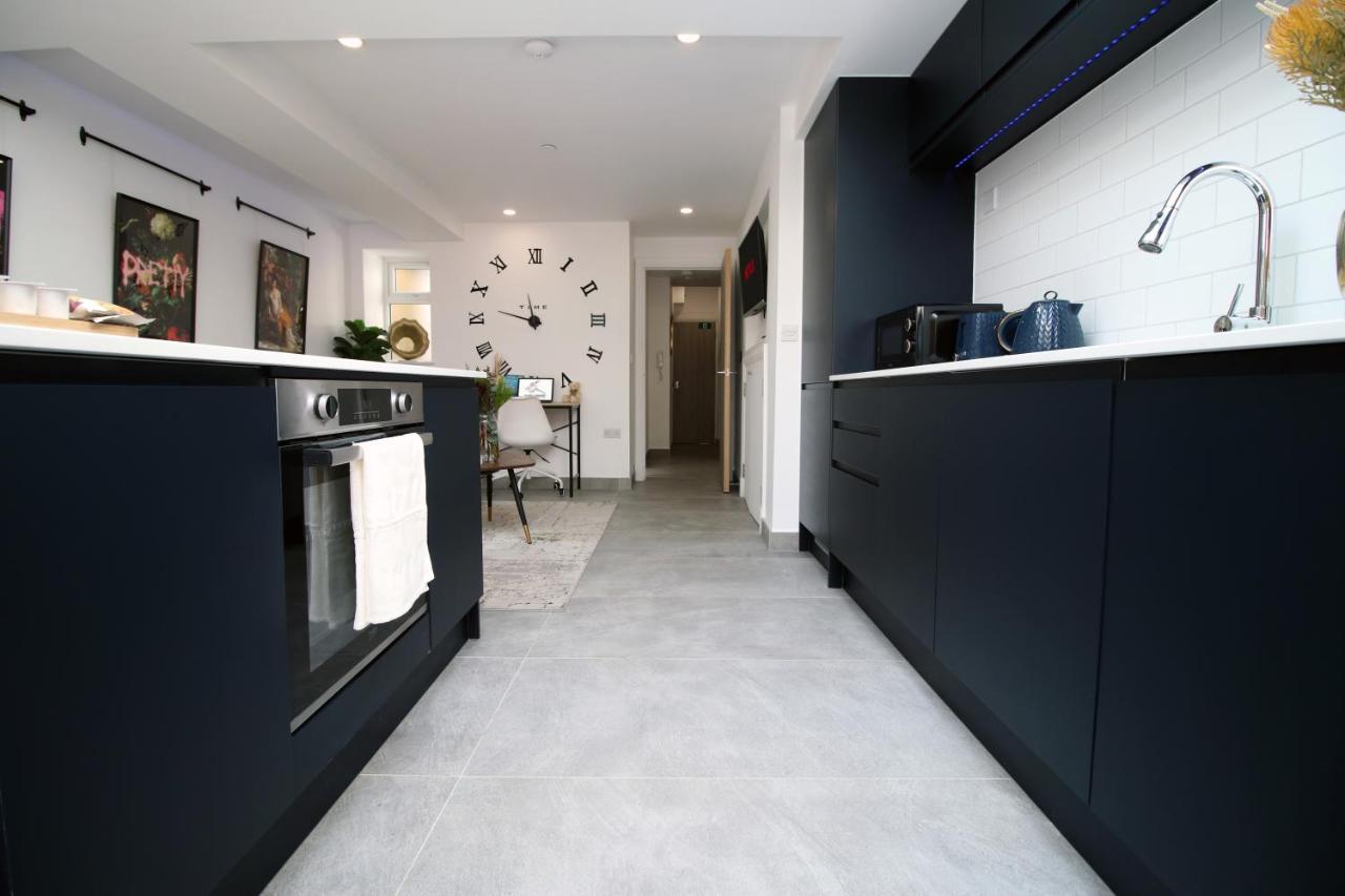 New Spacious 2 Bed Getaway - Private Courtyard! - Underfloor Heating Cardiff Eksteriør billede